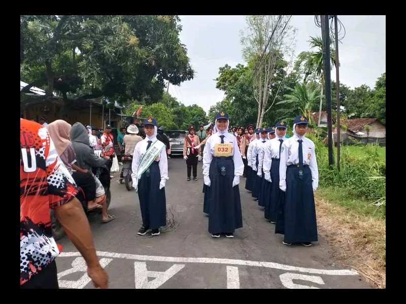 Partisipasi Siswa SMP Plus Ibnu Kholdun Al Hasyimi Dalam Lomba Gerak Jalan di Desa Widoropayung